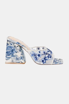 Comfort Fit Lightweight Design Betsy Johnson Roo Heels in Blue Floral