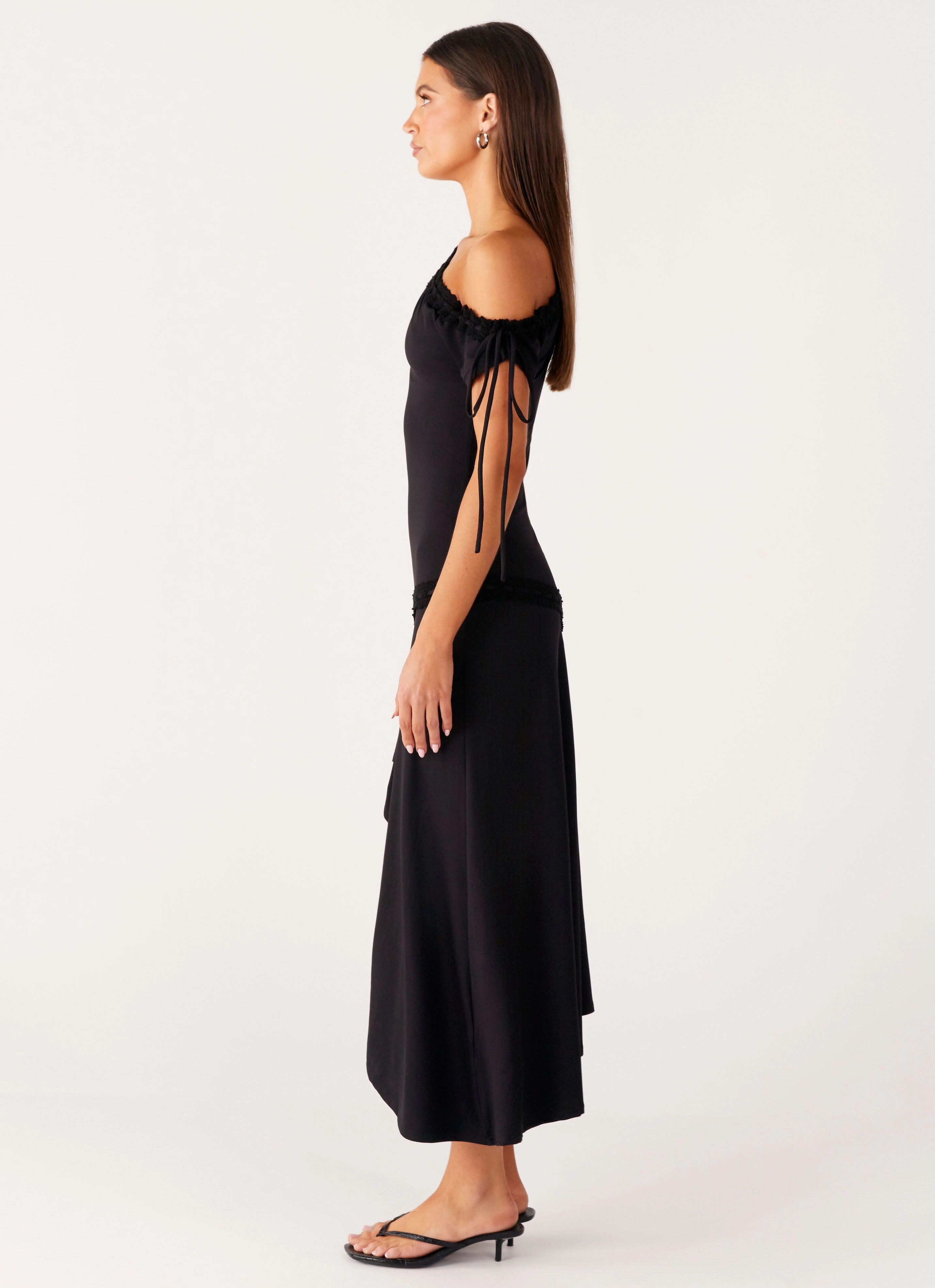 Downtown Midi Dress - Black Sleek Fit Cold-Shoulder