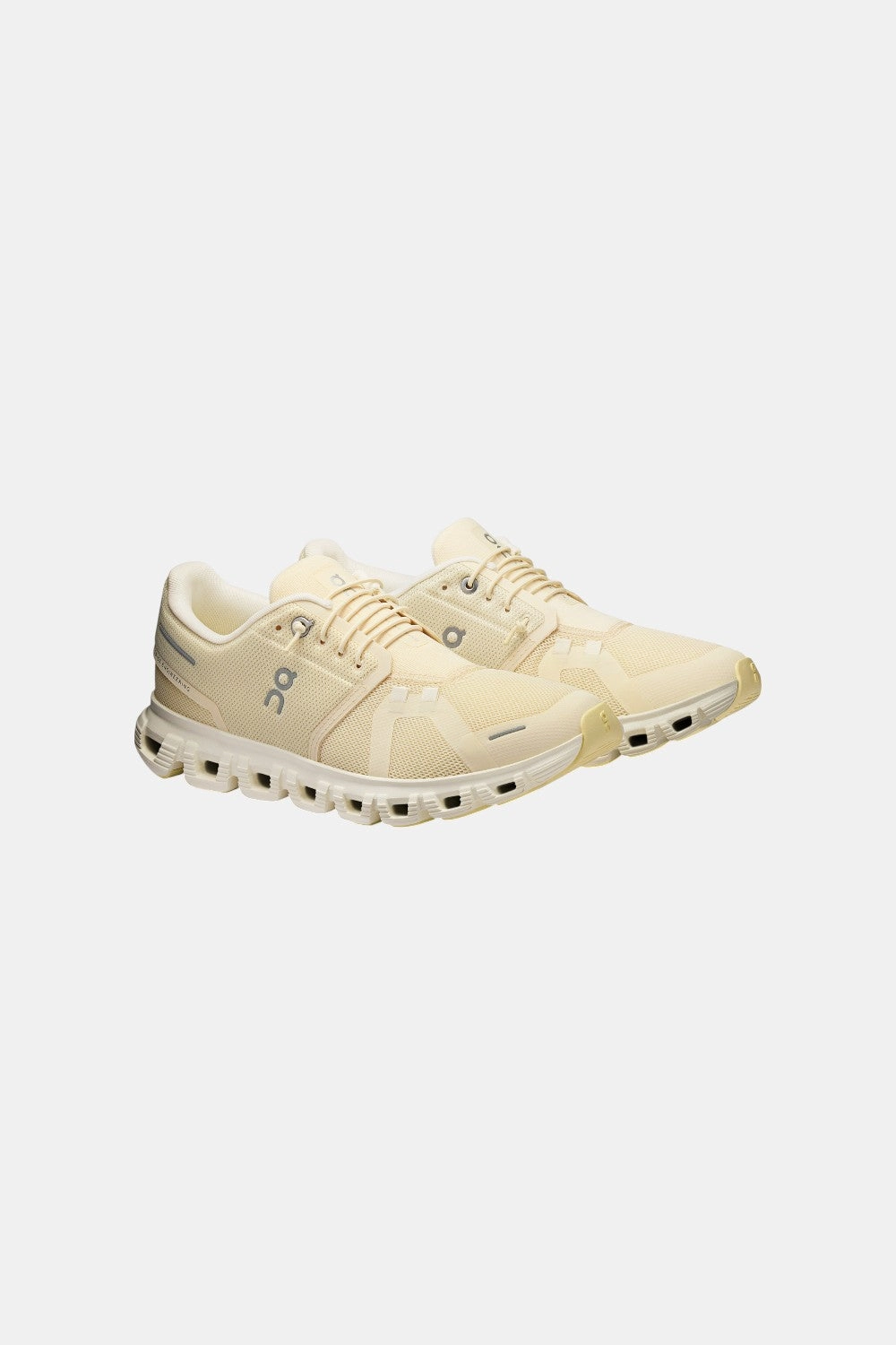 Urban Training On Running Women's Cloud 6 in Castor/Ivory