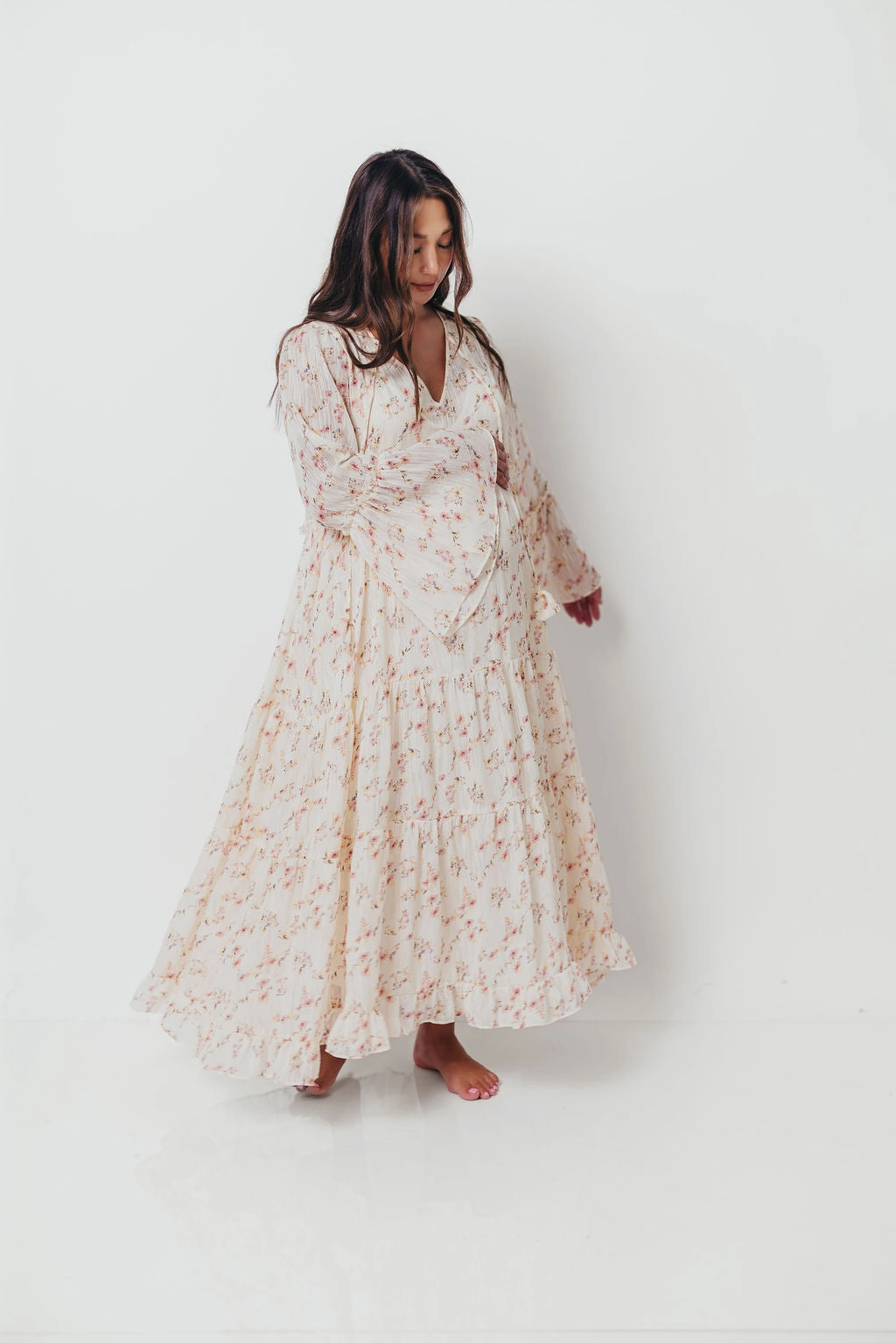 Soft Outfit Linen Chic Lisa Woven Floral V-Neck Maxi Dress with Detachable Liner in Cream Multi - Bump Friendly