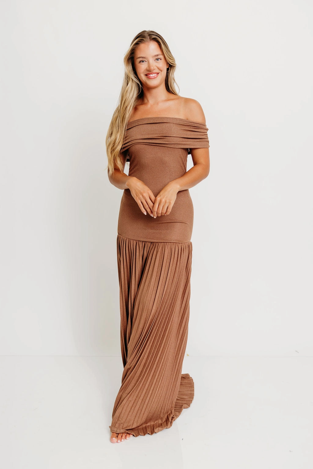 Elina Maxi Dress in Brown soft fit Pearl-Detail