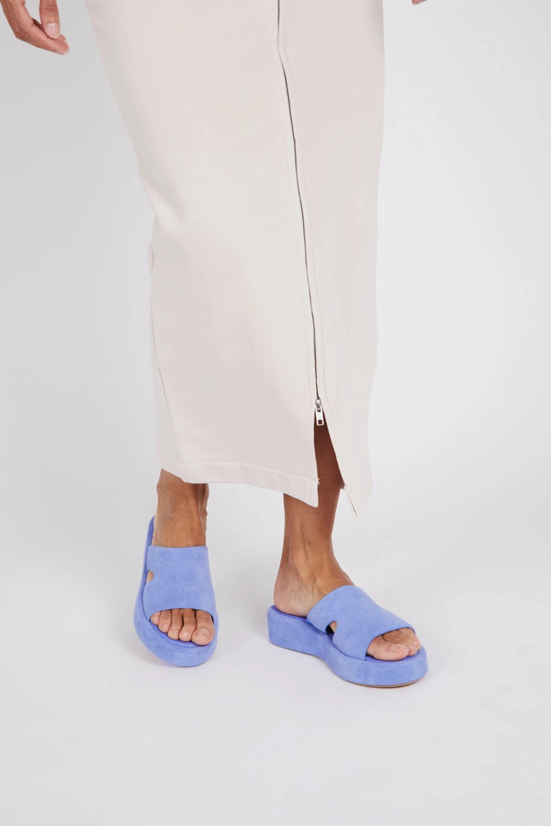 Indoor Comfort Easy Beach Walk Intentionally Blank Ina Platform Sandal in Periwinkle