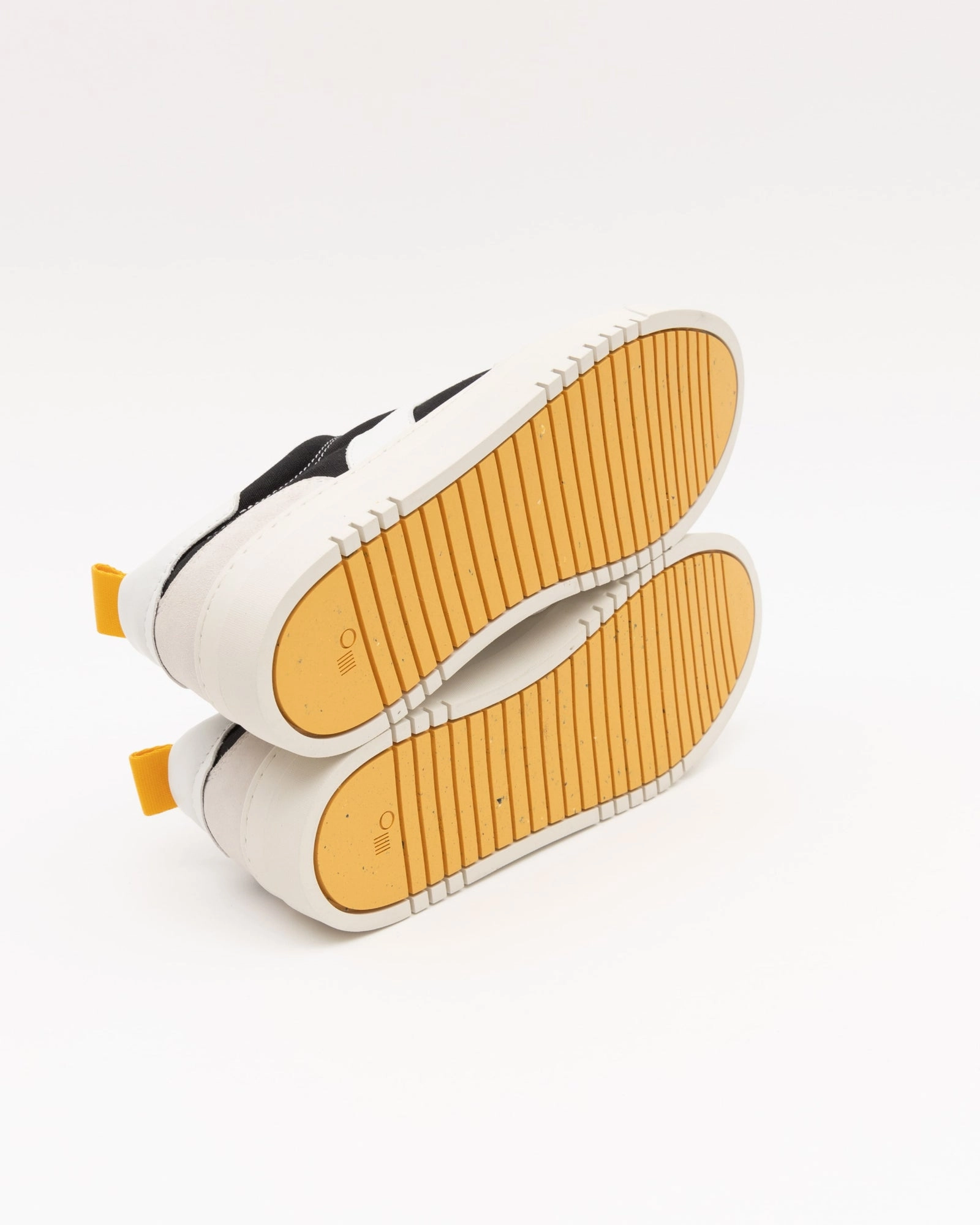 Cushion Feel Oncept Lagos in Black White