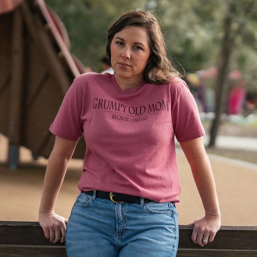 Sleek And Stylish sporty and comfortable Women's Grumpy Old Mom Boyfriend Fit T-Shirt - Heather Mauve