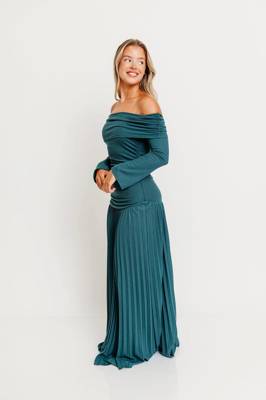 Lennox Long Sleeve Maxi Dress in Green Seasonal Essential Chic Appeal