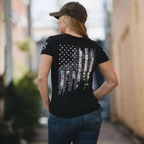 TaglessDesign Women's 1776 Flag V-Neck - Black