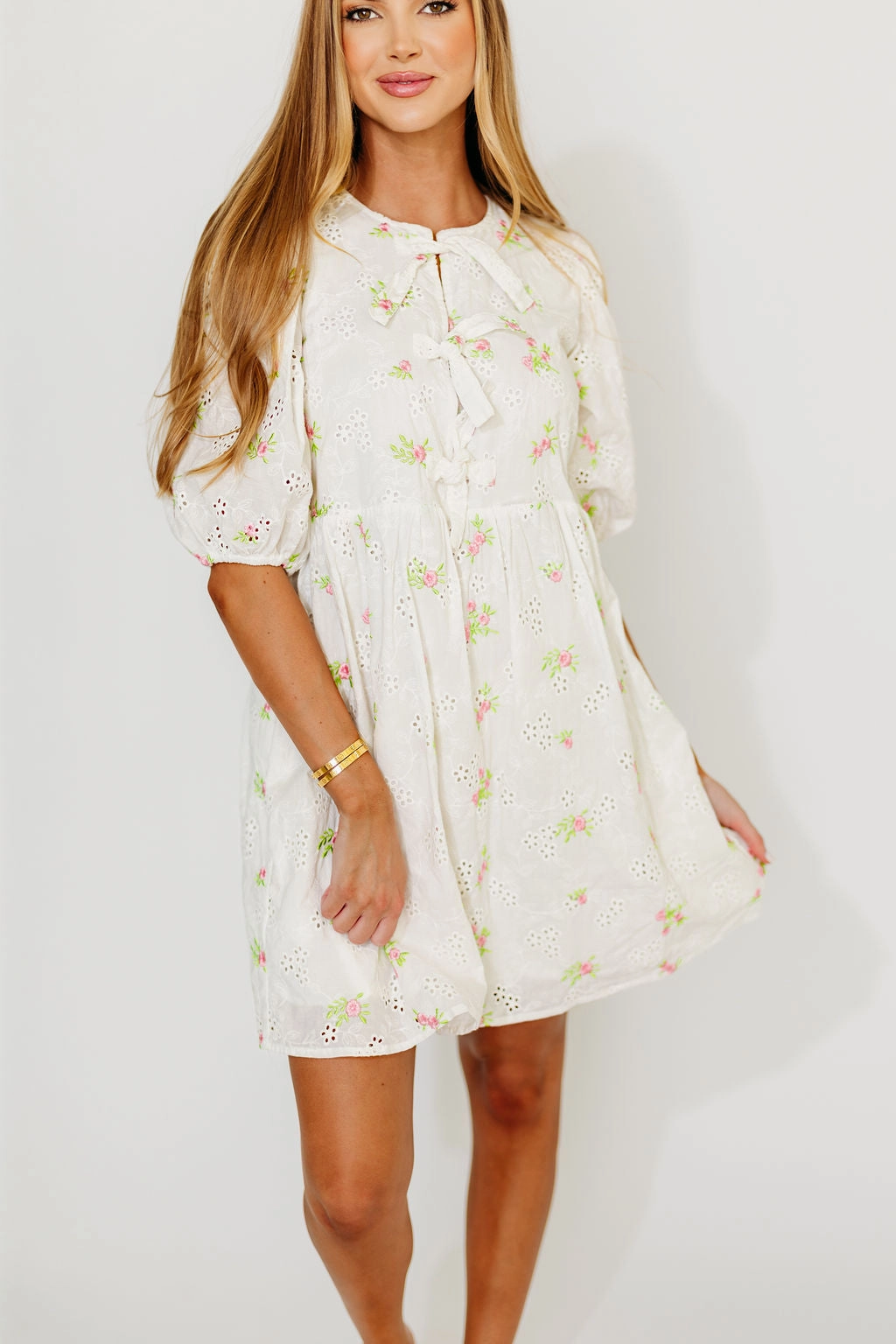 Saylor Floral Dress in White Pink *Final-Sale* Classic Touch Slim-fit