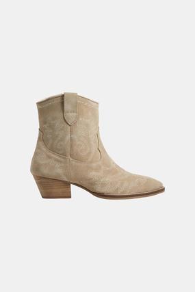 Seychelles Eagle Rock in Beige Suede All-Terrain Use