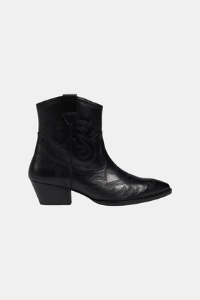 Minimal Build Cozy Footwear Seychelles Eagle Rock in Black Leather