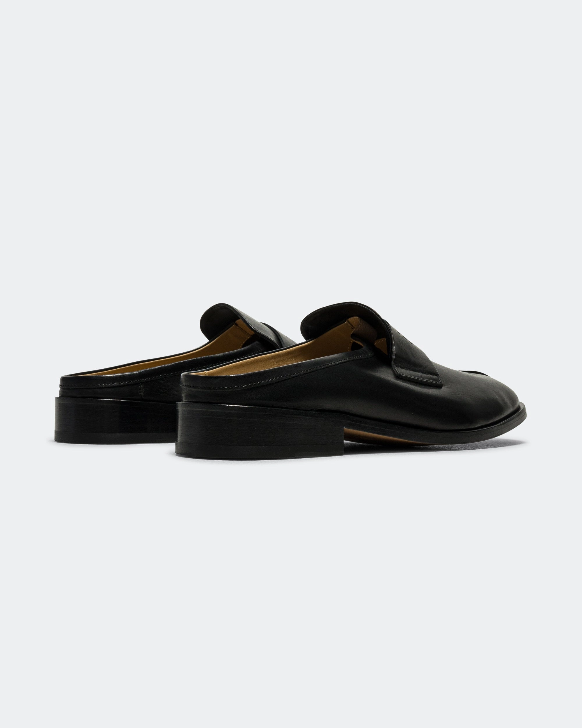 Shiny Leather Slipper - Black Chill Walk