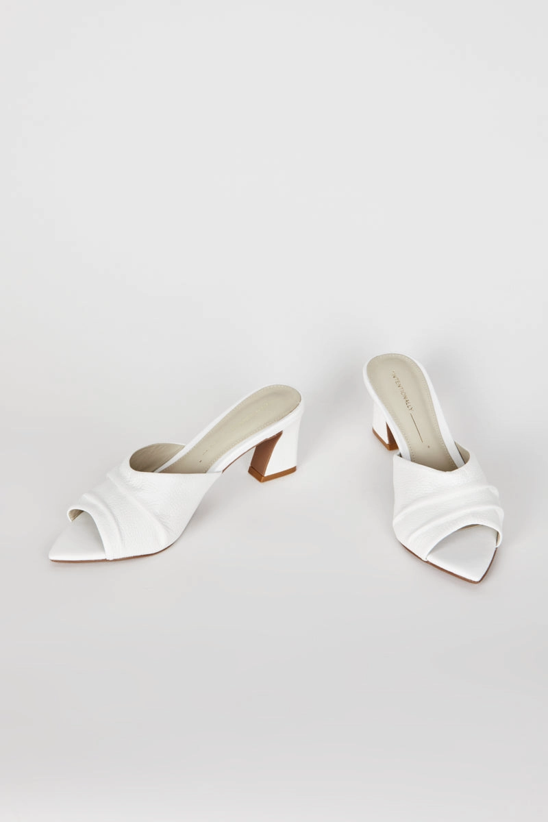 Lightweight Refined Edge Intentionally Blank Fair Heels in White