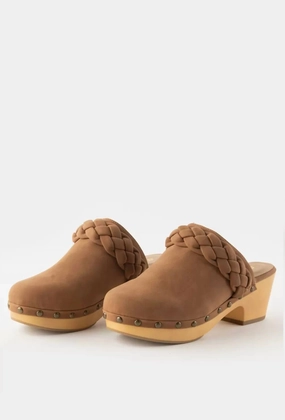 Women's Braided Clogs In Brown Relaxation Fit Seamless Design