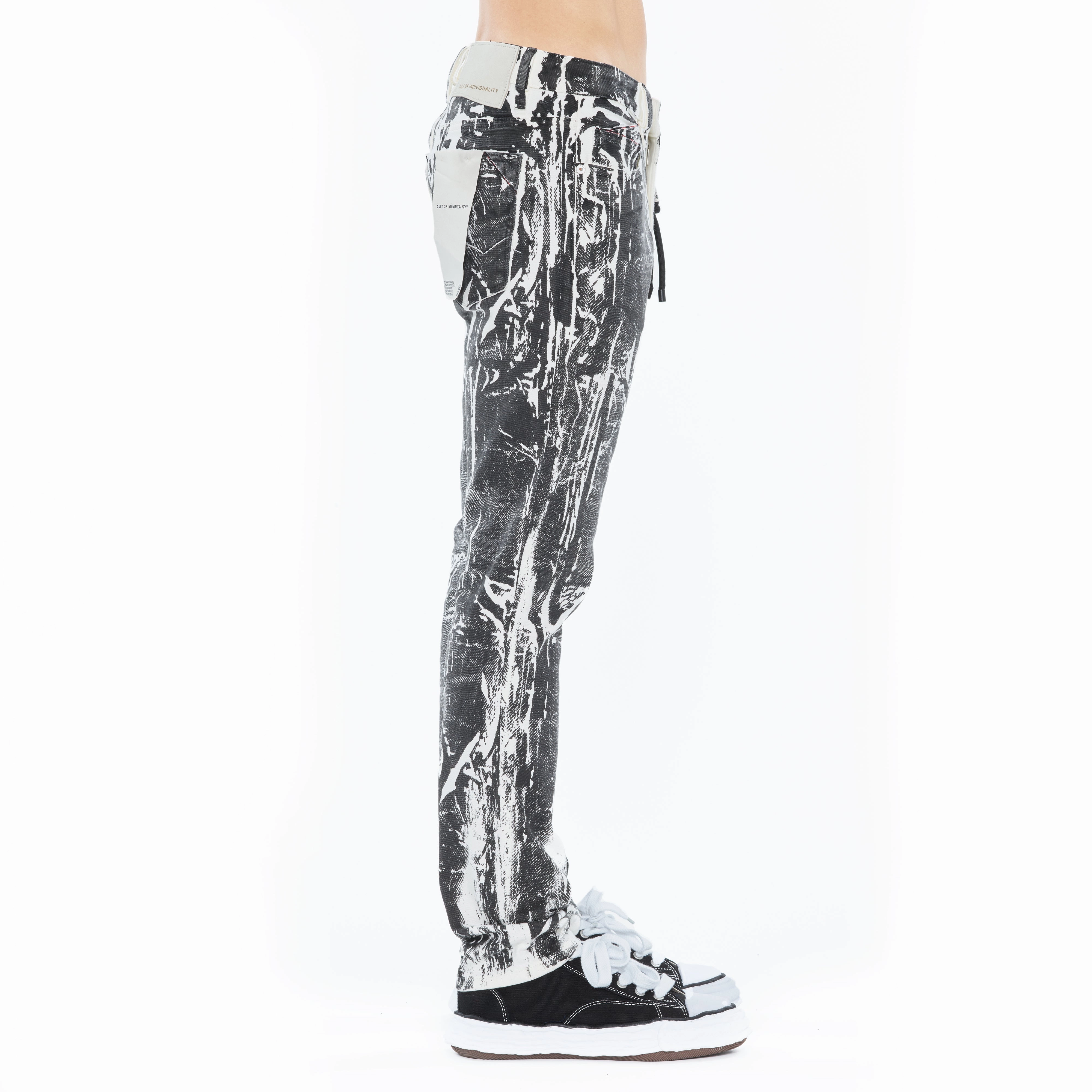 Style Daily Brunch Outfit Traveler Gear Cult's Rocker Slim 602 Jeans in White / Black